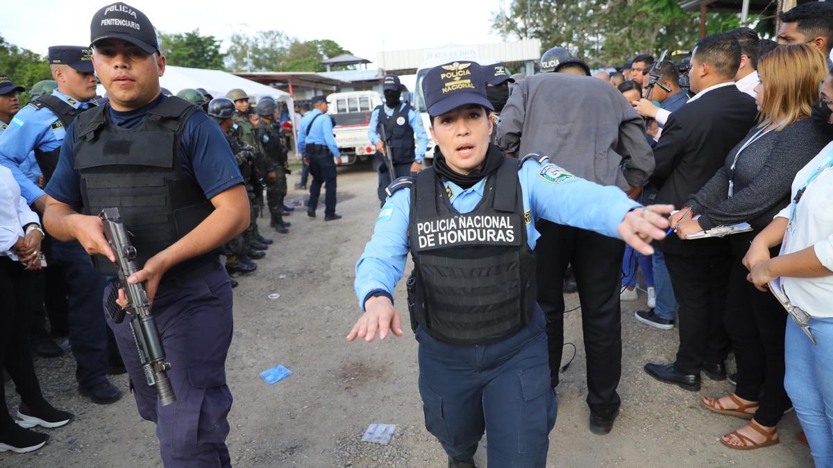 Una agente de la policía hondureña.