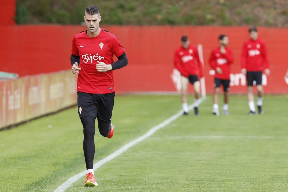 Entrenamiento del Sporting tras la derrota frente al Barcelona