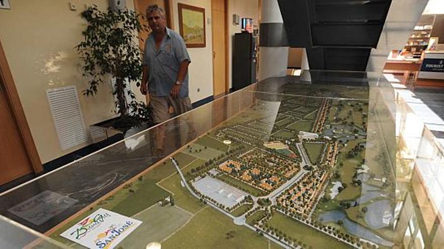 La maqueta del proyecto urbanístico Dolores Golf preside el vestíbulo del moderno edificio del Ayuntamiento de esta localidad.