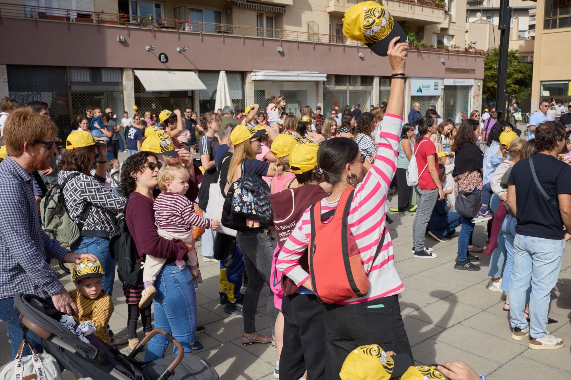 Possat la gorra contra el cancer infantil a la plaça Salvador Espriu de Girona