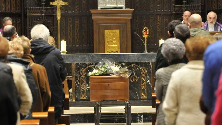 El féretro en la iglesia.