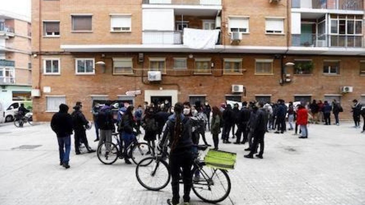Protesta en un bloque vivienda de Las Fuentes donde se iba a llevar a cabo un desahucio el pasado mes de noviembre.