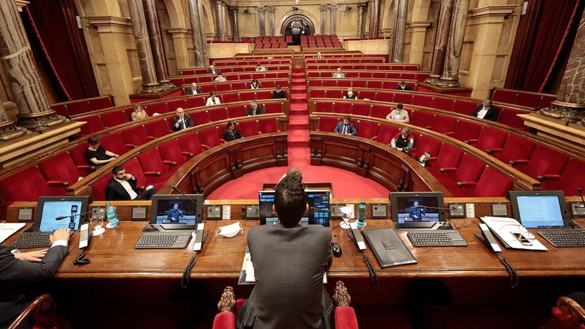 Plano general del interior del Parlament de Catalunya el 21 de mayo, día en que se aprobó la subida de la asignación de 'exconsellers' y 'expresidents'