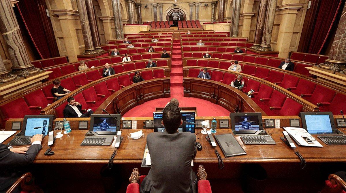 Plano general del interior del Parlament de Catalunya el 21 de mayo, día en que se aprobó la subida de la asignación de ’exconsellers’ y ’expresidents’. Plano general del interior del Parlament de Catalunya el 21 de mayo, día en que se aprobó la subida de la asignación de ’exconsellers’ y ’expresidents’.