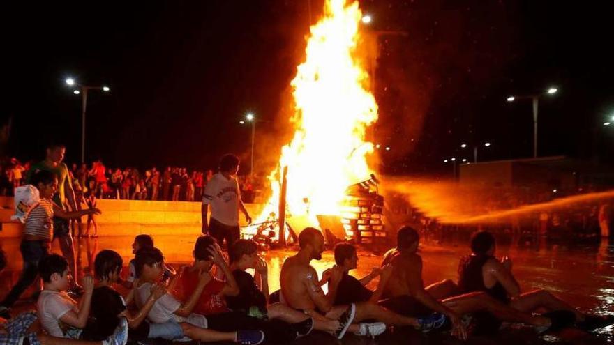 Un momentos durante la celebración de la hoguera de San Juan en O Berbés. // Ricardo Grobas