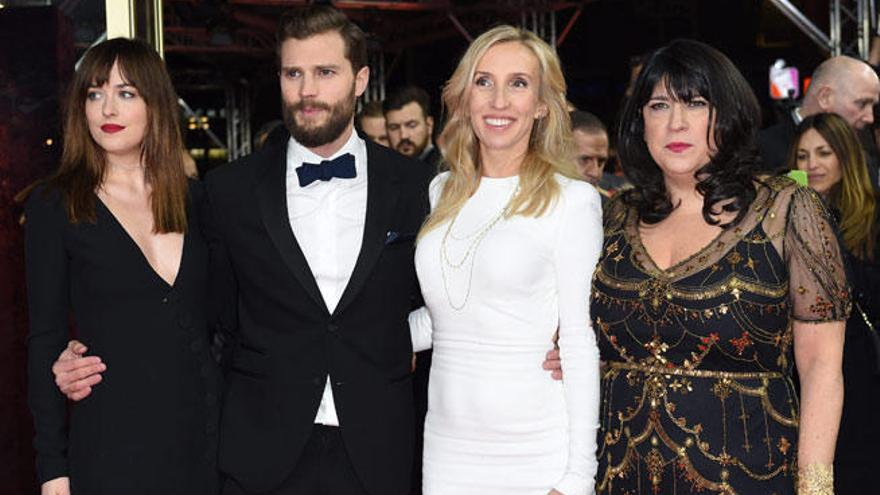 Sam Taylor-Johnson con el reparto y la autora.