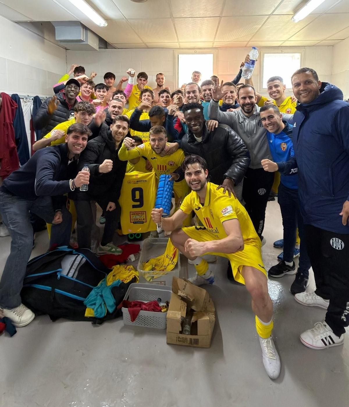 Celebració del triomf de L'Escala al camp de L'Hospitalet la jornada anterior