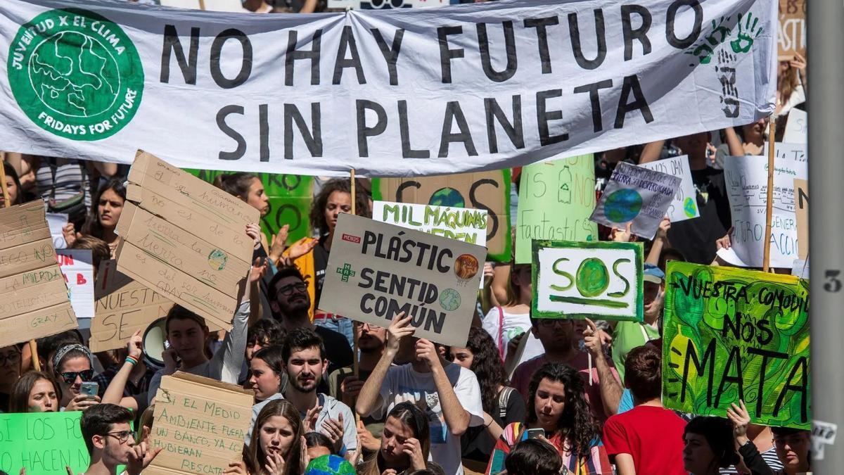 Estudiantes del movimiento 'Fridays For Future' concentrados en Sevilla en 2019.