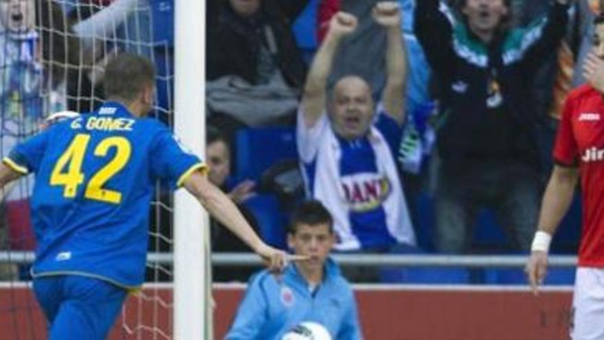 Cristian Álvarez celebra el gol frente a Rami.