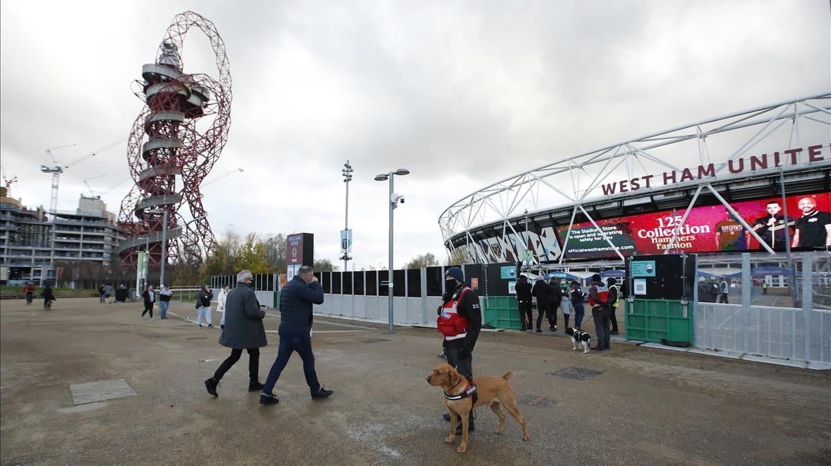 Soccer Football - Premier League - West Ham United v Manchester United - London Stadium  London  Britain - December 5  2020 West Ham United fans walk towards the stadium before the match  as a limited number of fans are allowed to attend stadiums following the outbreak of the coronavirus disease (COVID-19) REUTERS Andrew Boyers EDITORIAL USE ONLY  No use with unauthorized audio  video  data  fixture lists  club league logos or  live  services  Online in-match use limited to 75 images  no video emulation  No use in betting  games or single club  league player publications   Please contact your account representative for further details