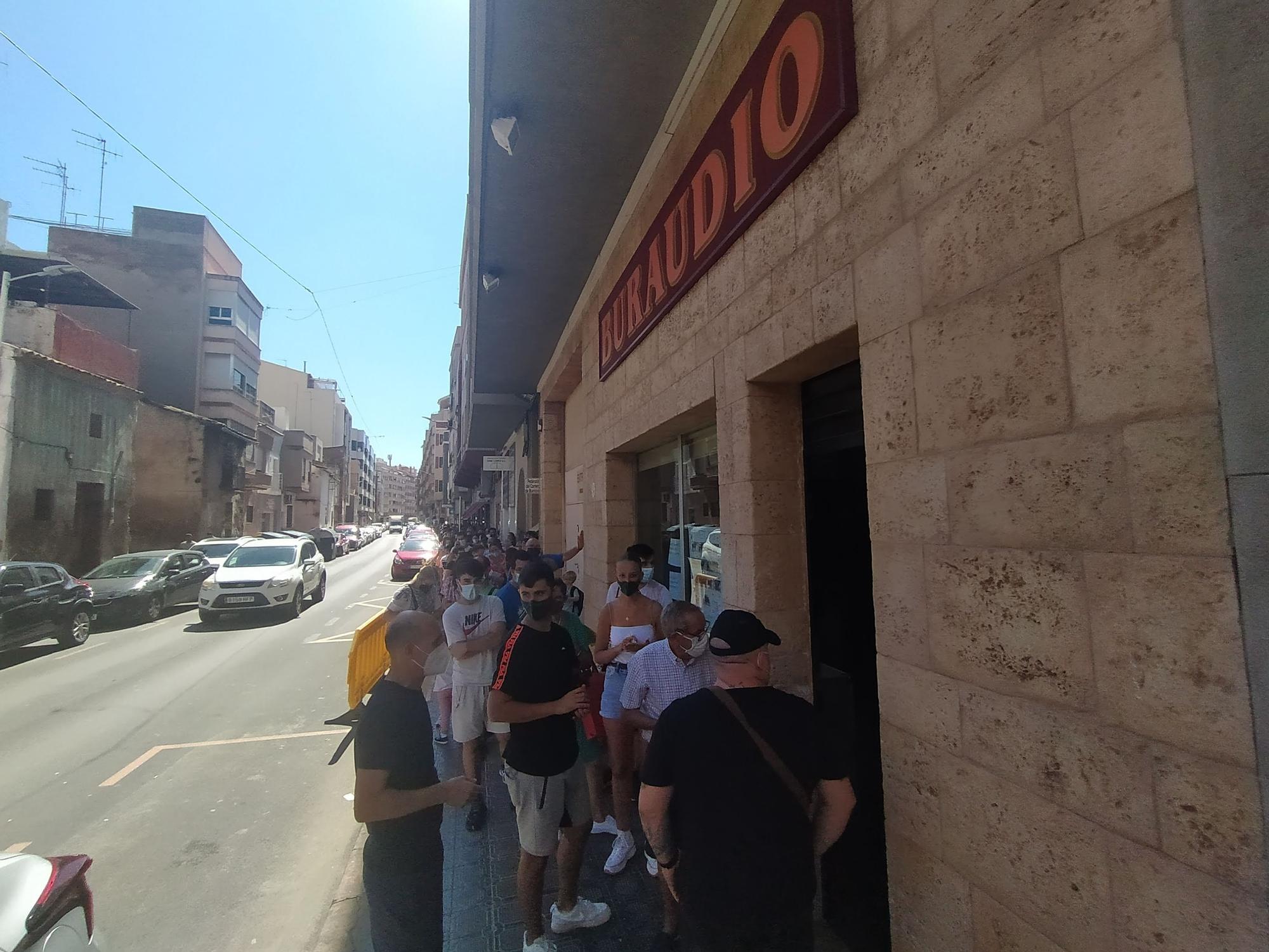 Largas colas en Burriana para conseguir una entrada para los toros