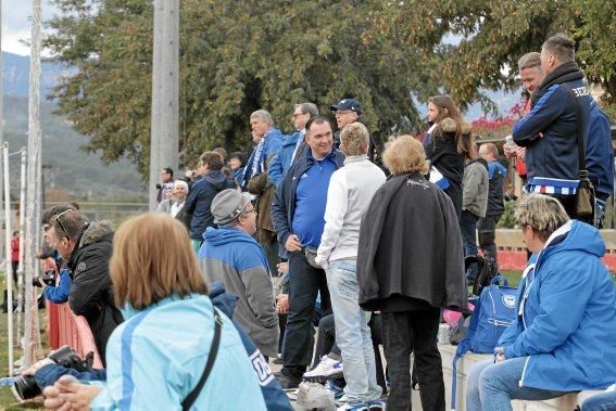 Hertha-Fans schauen beim Training zu.