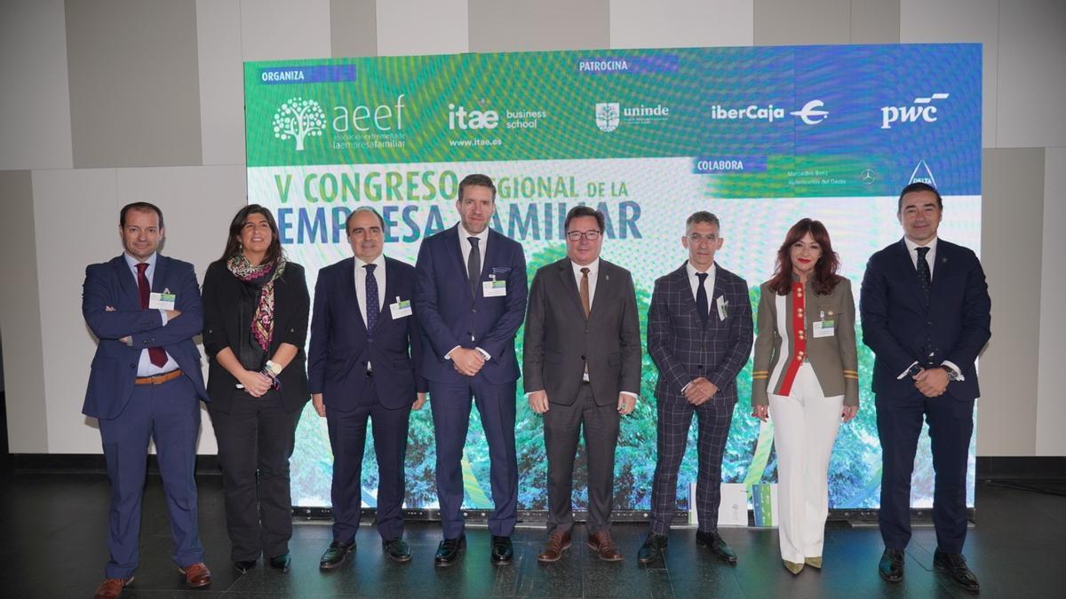 Autoridades en el V Congreso de la Asociación Extremeña de la Empresa Familiar.