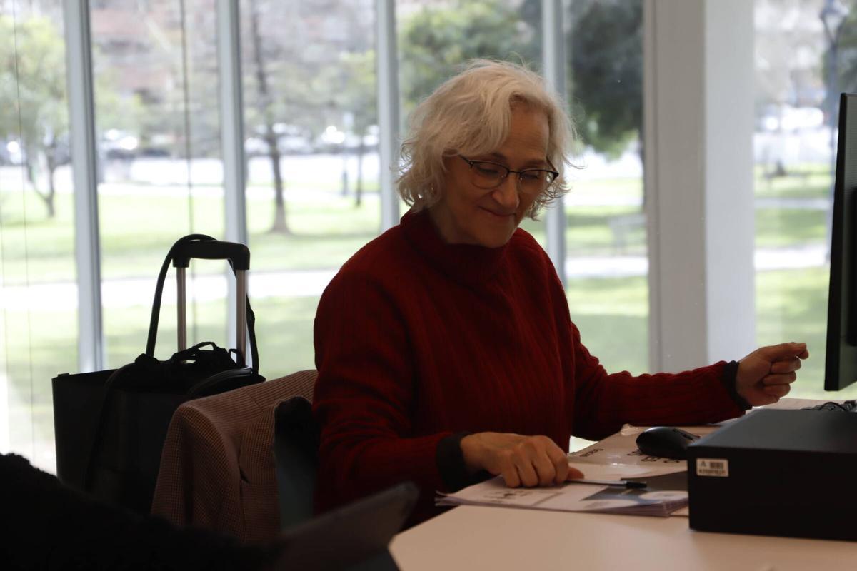 María Dolores Martín, en la biblioteca Grupo Cántico.