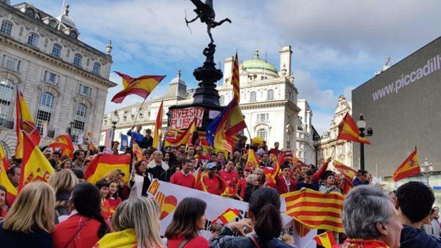 Unas 400 personas defienden la unidad de España en el centro de Londres
