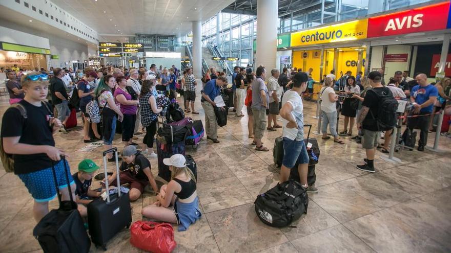 El aeropuerto tendrá máquinas para devolver el IVA a los turistas extracomunitarios