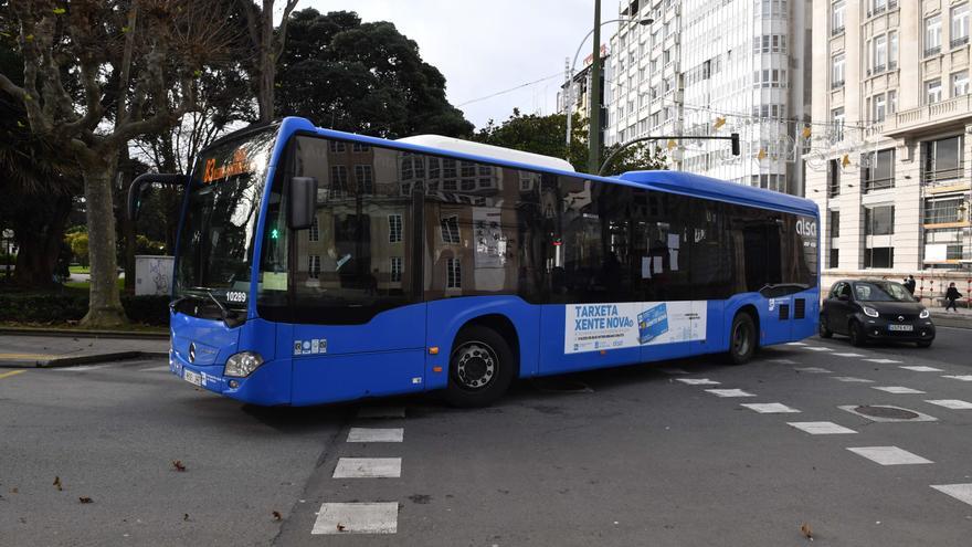 La Xunta anuncia buses de refuerzo para las fiestas de Lorbé, en Oleiros, y el Rock in Cambre