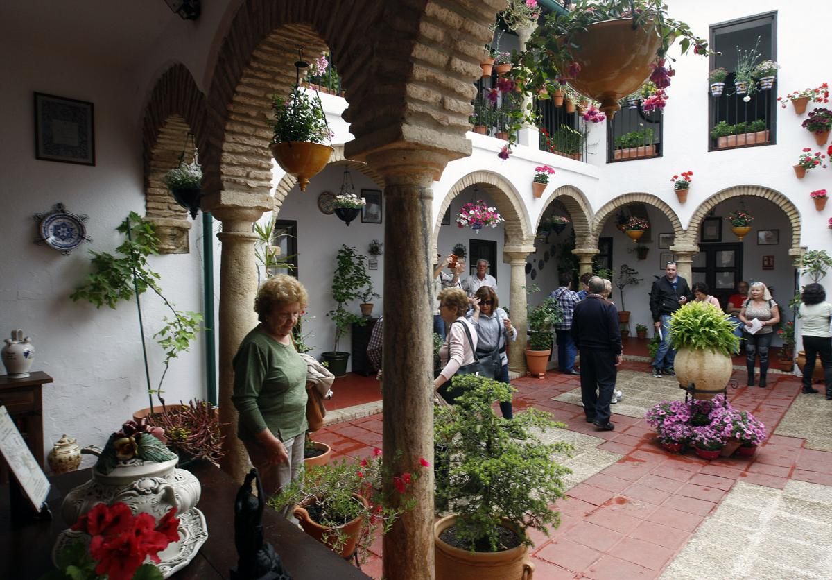 Apurando la fiesta de los patios por la Judería