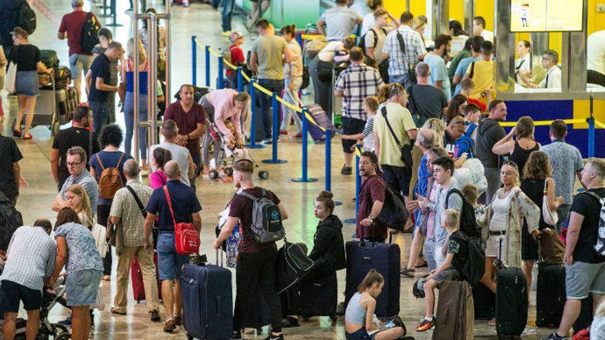 UGT paraliza &quot;de momento&quot; la huelga en los aeropuertos de Alicante y València