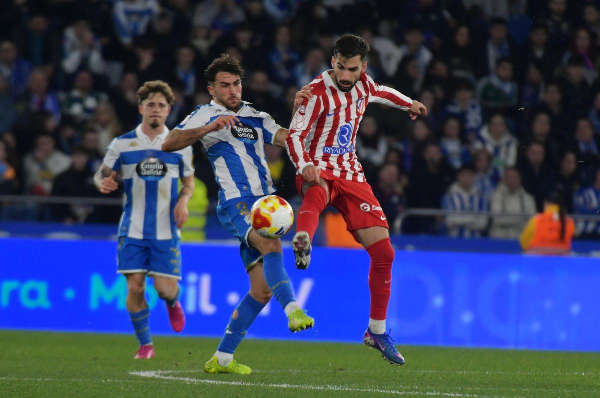 Altimira pelea un balón ante baena