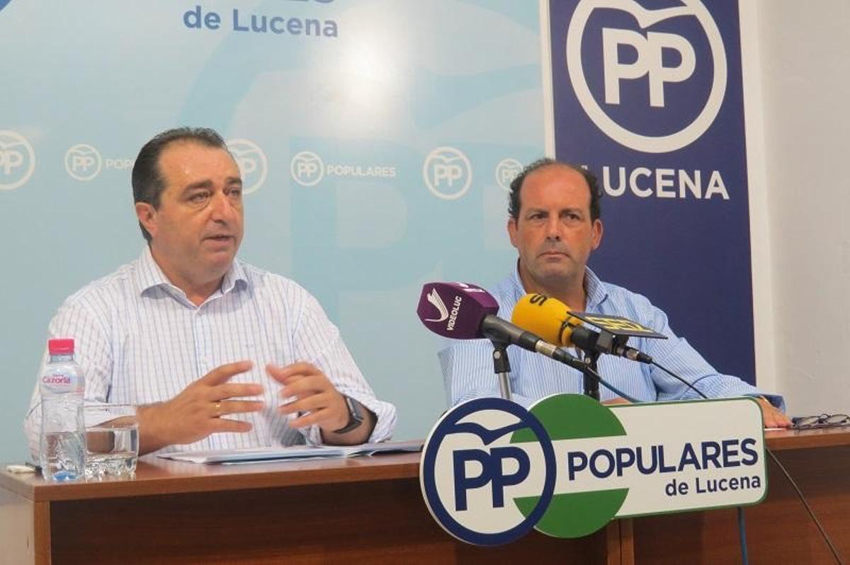 Gregorio Flores, a la izquierda, cuando ejercía como tesorero del PP de Lucena. 