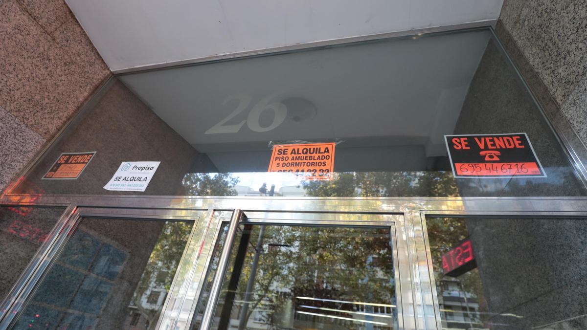 Varios carteles de se alquila en un portal de Zaragoza