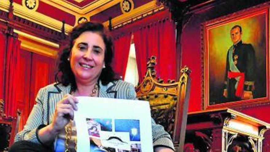 La edil de Cultura, Rocío Llovo con el programa de fiestas. // I. Abella