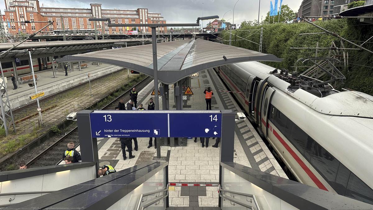 Una mujer hiere a cuchilladas a diecisiete personas en la estación de trenes de Hamburgo
