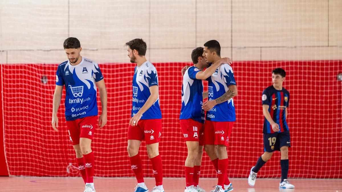 Gonzalo Castejón celebra uno de sus tantos con Gus.