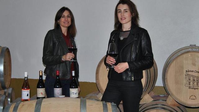 Sofía y Clara Alonso Conde en la nave de barricas de su bodega.