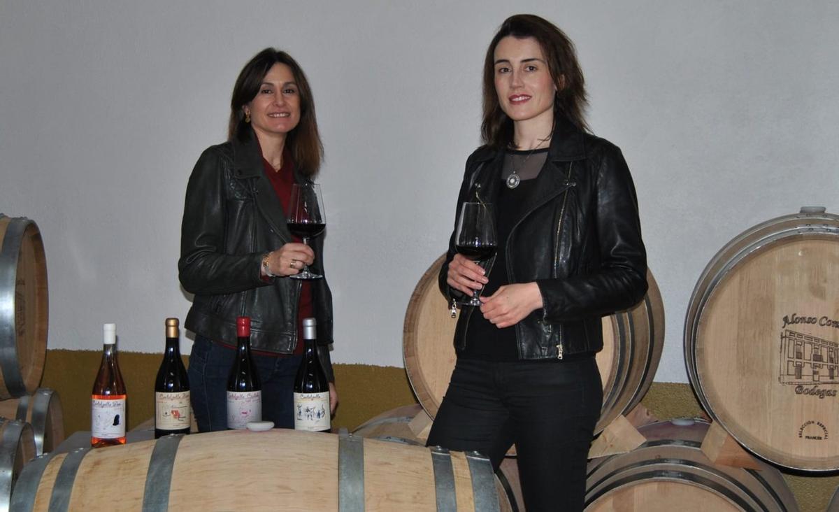 Sofía y Clara Alonso Conde en la nave de barricas de su bodega.