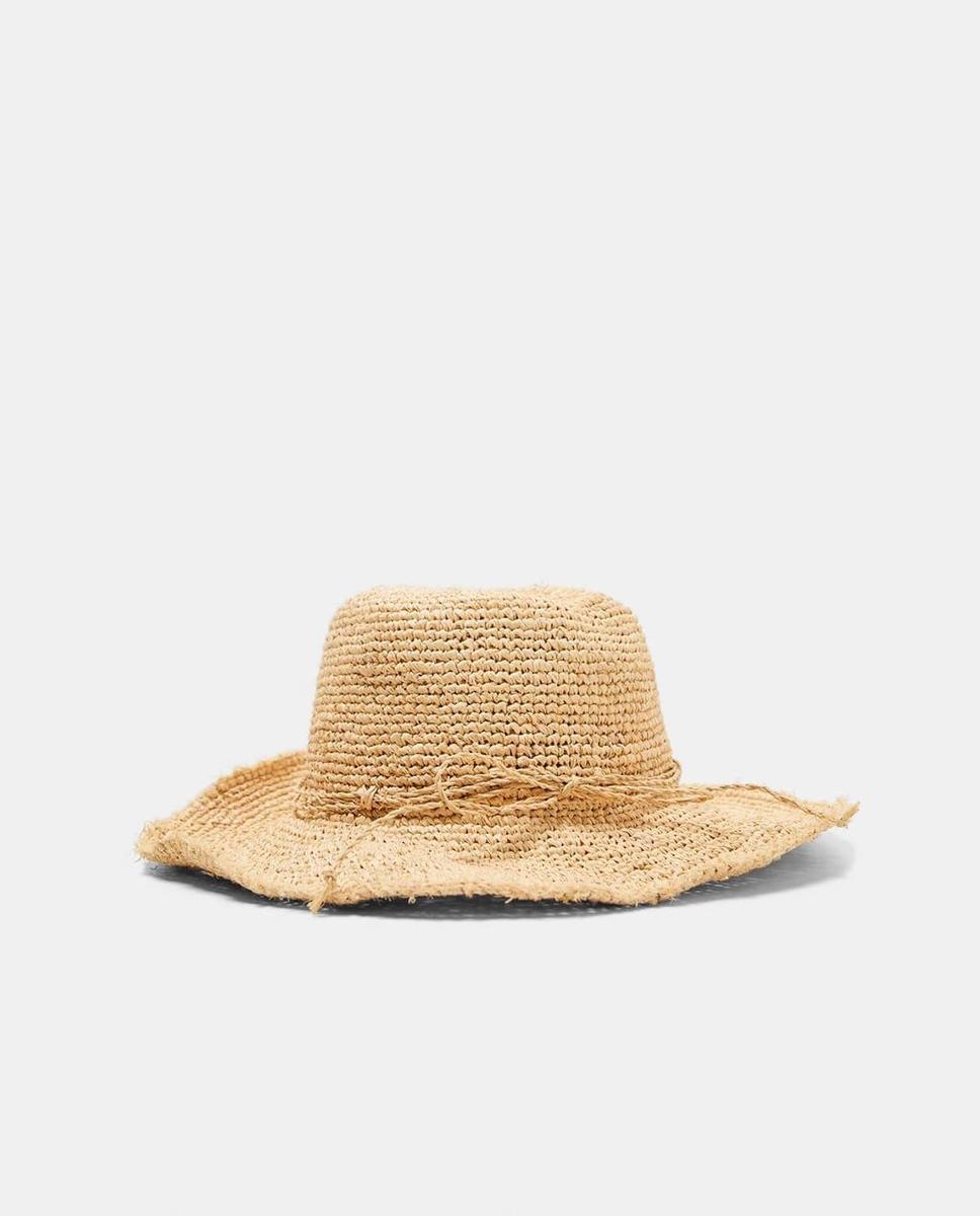 Sombrero de rafia de Zara. (Precio: 25, 95 euros)