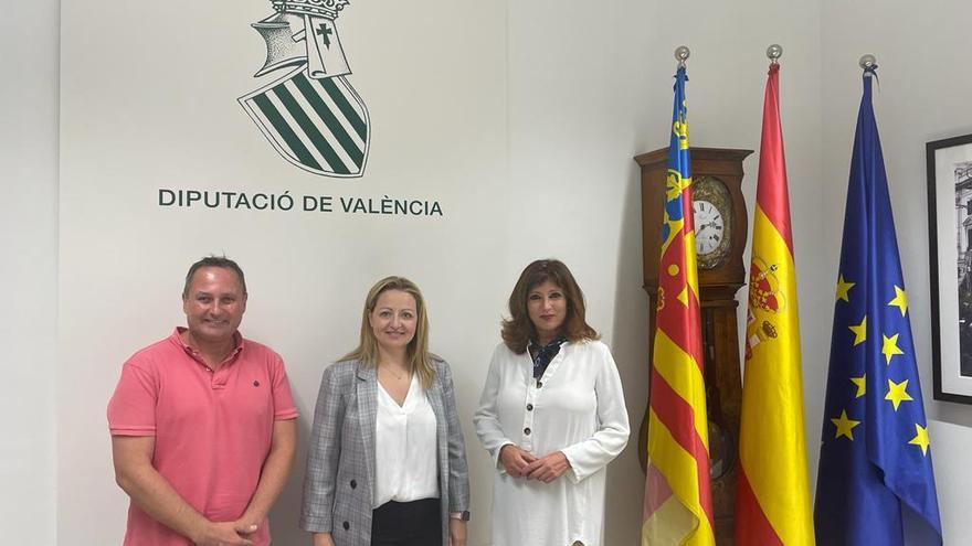 Pilar Sarrión con los representantes de Albalat dels Sorells.