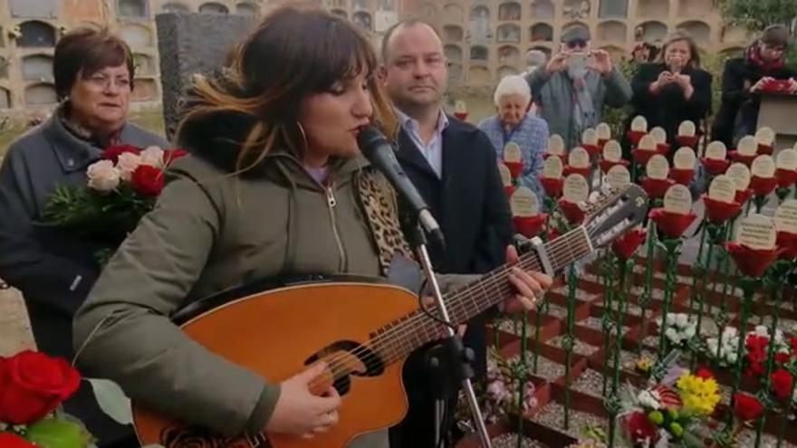 Rozalen cantando en el homenaje a Elisa Garrido