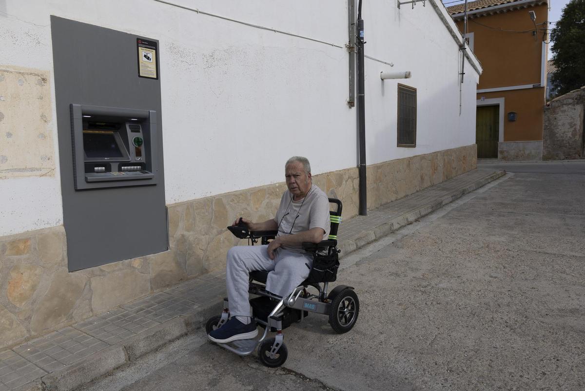Bernardino no puede acceder al cajero automático de la pedanía