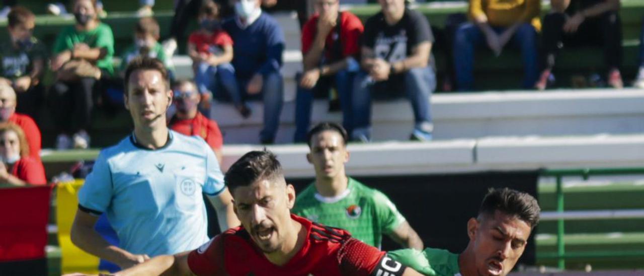 El rojinegro Yeray, en una jugada del partido ante el Cacereño.