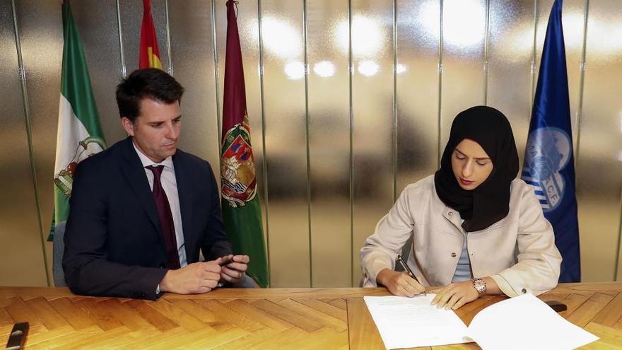 Juan Borrajo, director general de la constructora Bilba, junto a Hamyan Al-Thani, CEO de La Academia del Málaga CF.