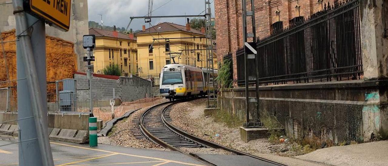 Un tren circulando por encima del tramo soterrado, en La Felguera.