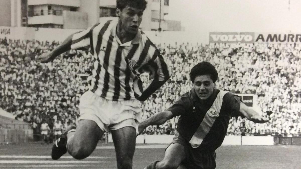 Luis Márquez jugando contra el Rayo Vallecano en el Villamarín