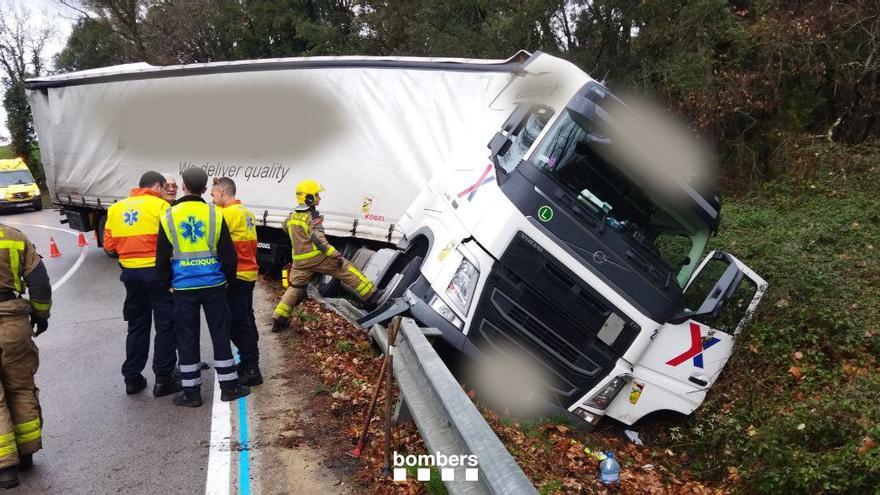 La C-35 es manté tallada a Maçanet per un camió accidentat el divendres