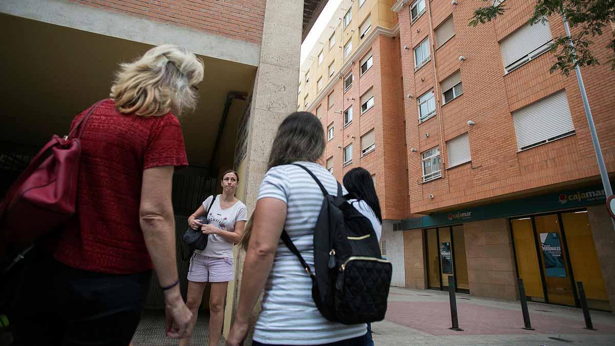 El hombre de 48 años ha acuchillado, presuntamente, a sus hijas y después se ha tirado por la ventana.