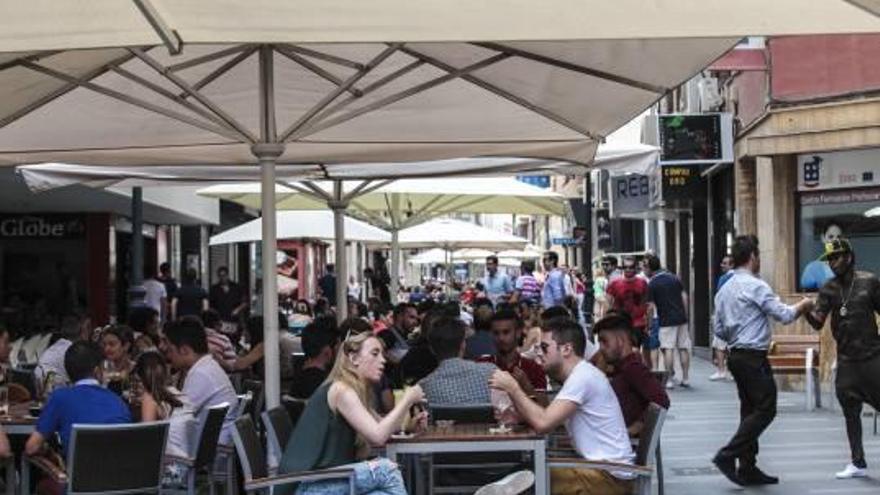 Las terrazas en zonas como la calle Castaños han suscitado controversia.