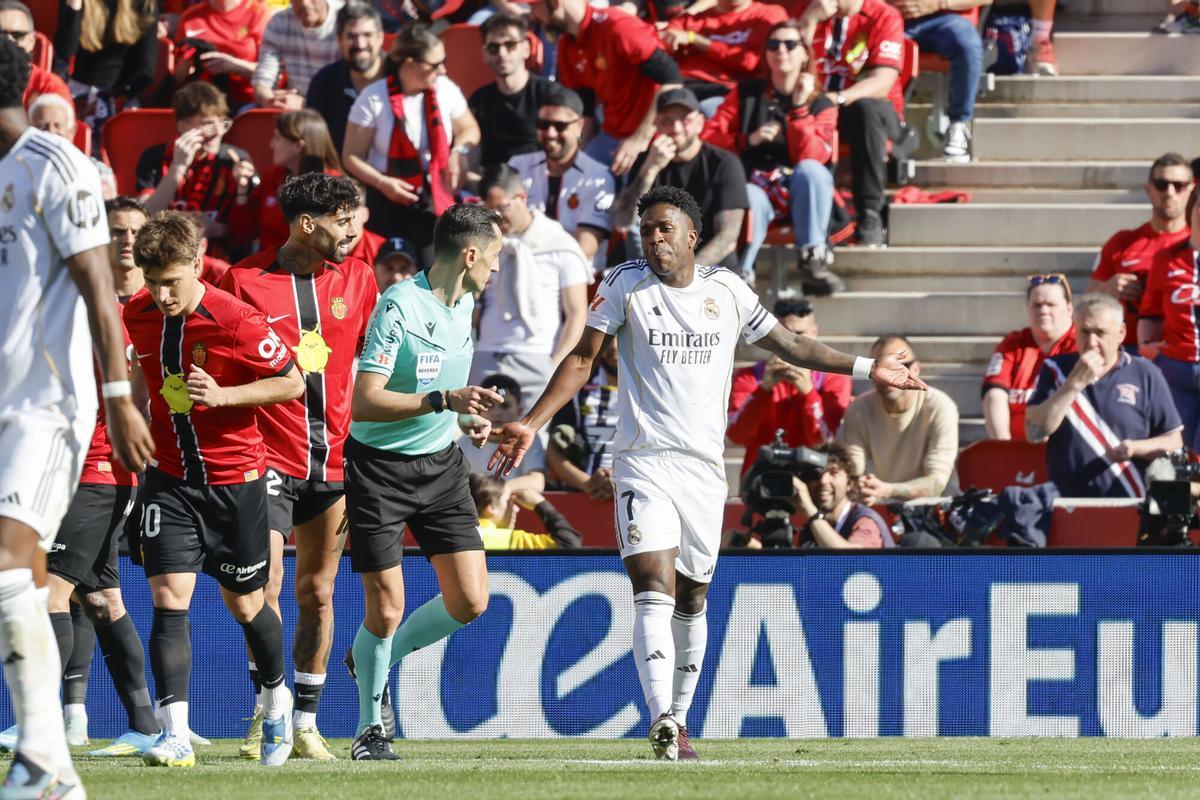 PALMA DE MALLORCA (ISLAS BALEARES), 04/04/2026.- El delantero brasilero del Real Madrid Vinícius Júnior (d) habla con el árbitro durante el partido de la jornada 30 de LaLiga EA Sports, que disputan el RCD Mallorca y el Real Madrid este sábado, en Son Moix, Palma de Mallorca. EFE/ Cati Cladera