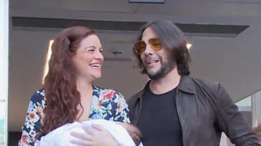 La Felicidad De Joaquin Cortes Y Monica Moreno Al Presentar A Su Bebe La Opinion De Malaga