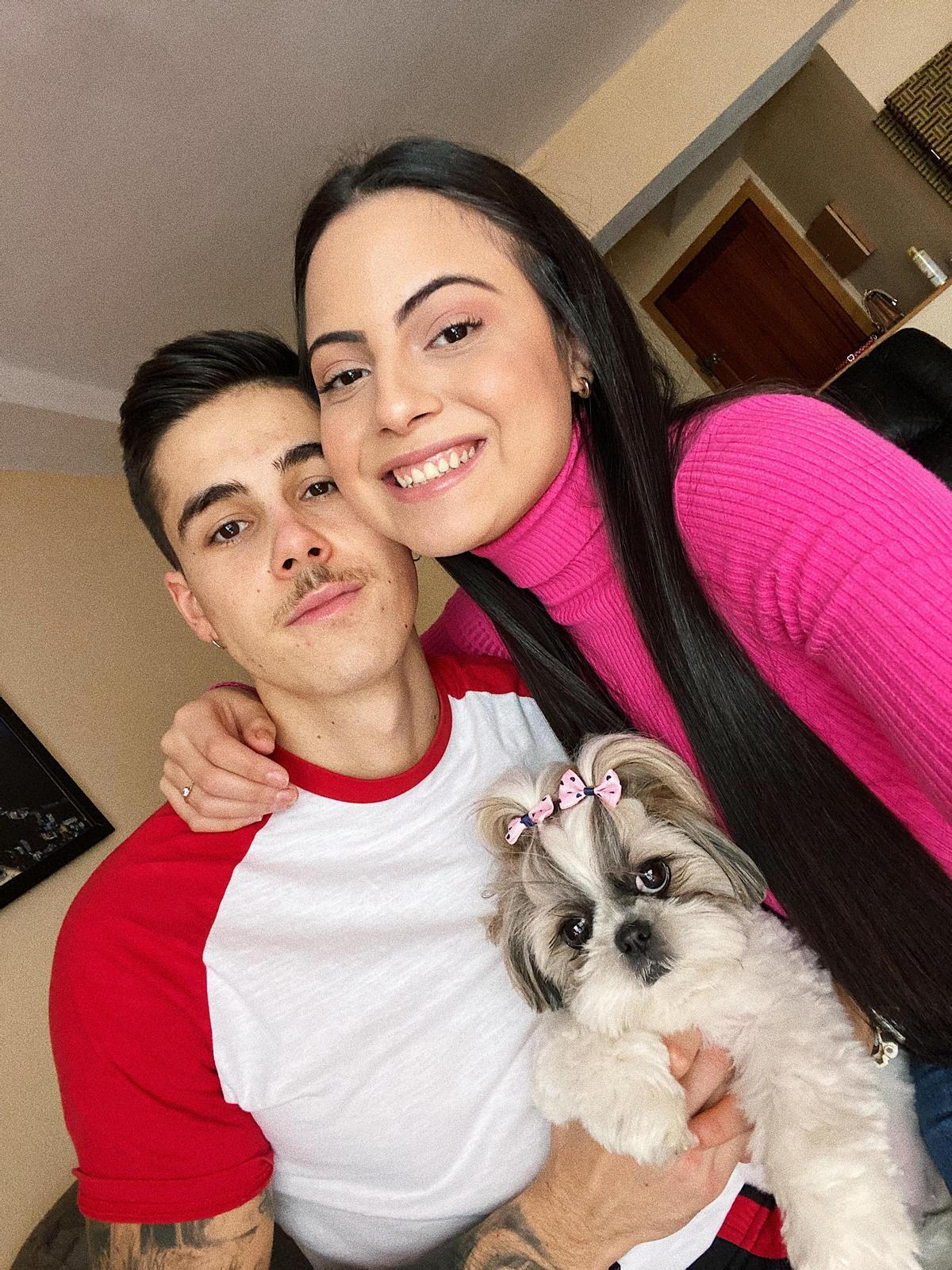 La pareja junto a su perrita Luna.