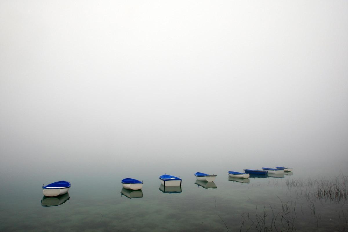 Una de les imatges de l'estany de Banyoles que inclou el llibre.