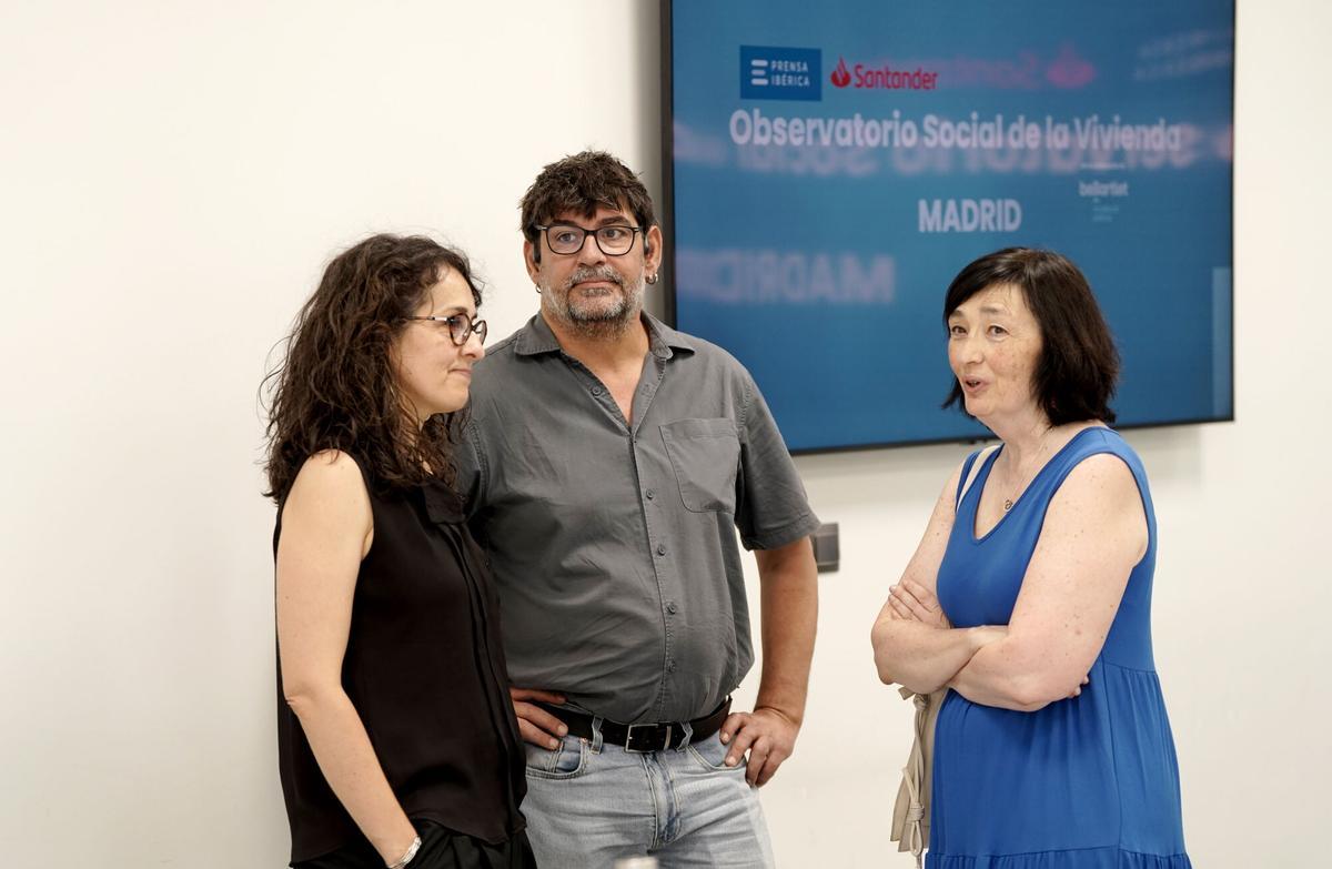 De izquierda a derecha: Damaris Barajas, directora de Planificación Estratégica de Provivienda; José Manuel Caballol, director general de Hogar Sí, y  Carolina Fernández, subdirectora de Incidencia y Defensa de Derechos de la Fundación Secretariado Gitano