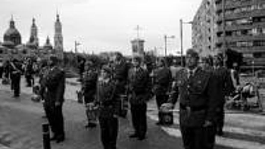 Una retreta militar atravesó el barrio