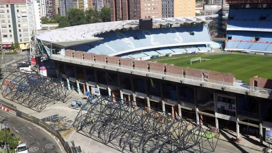 Vista de las obras que se están desarrollando en la grada de Tribuna de Balaídos. // Marcos Canosa