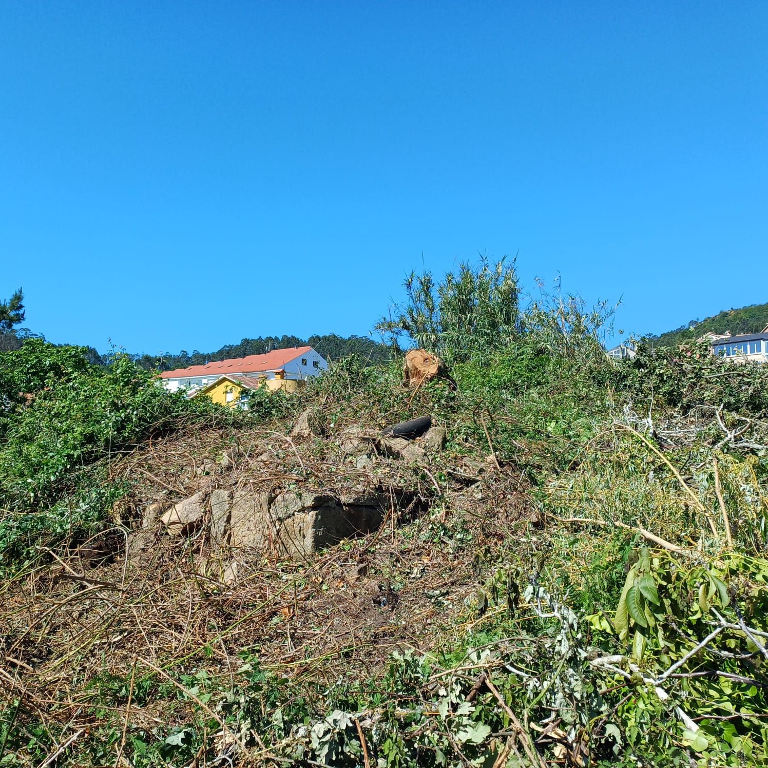 Restos de la construcción en la parcela.